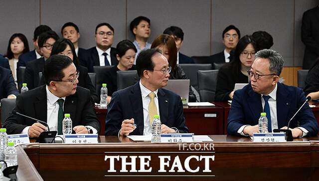 이호성 하나은행장, 이환주 KB국민은행장, 정상혁 신한은행장(왼쪽부터)이 4일 오후 서울 종로구 정부서울청사에서 예정된 '침해위협 대응 전금융권 긴급 점검회의'에 참석해 이야기를 나누고 있다. /남윤호 기자