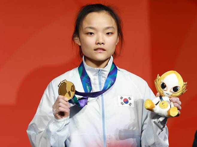 지난 3일 서채현이 일본 아이치현 나고야시 국제전시장에서 열린 2026 아이치·나고야 아시안게임 스포츠클라이밍 리드 시상식에서 금메달을 들고 포즈를 취하고 있다. 연합뉴스