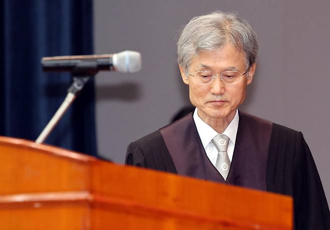 조희대 대법원장이 2일 오후 서울 대법원 대강당에서 열린 신임 법관 임명식에 참석해 신임 법관 임명식사를 위해 이동하고 있다. 2026.10.02. 뉴시스