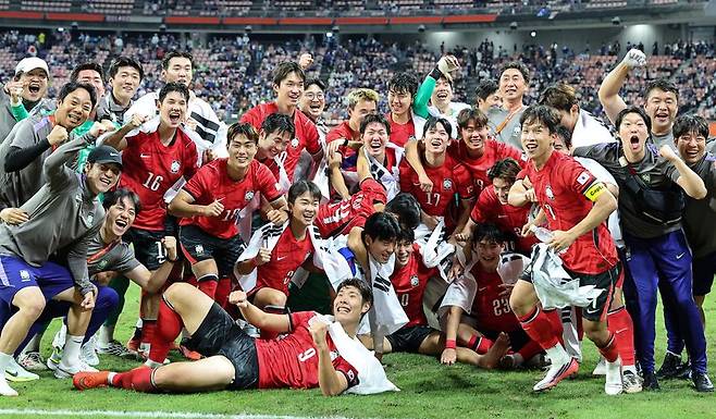3일 일본 아이치현 도요타 스타디움에서 열린 2026 아이치·나고야 아시안게임 축구 결승전 대한민국과 일본의 경기, 대한민국 선수들이 1대0 승리 후 금메달을 확정짓고 기뻐하고 있다. 뉴스1