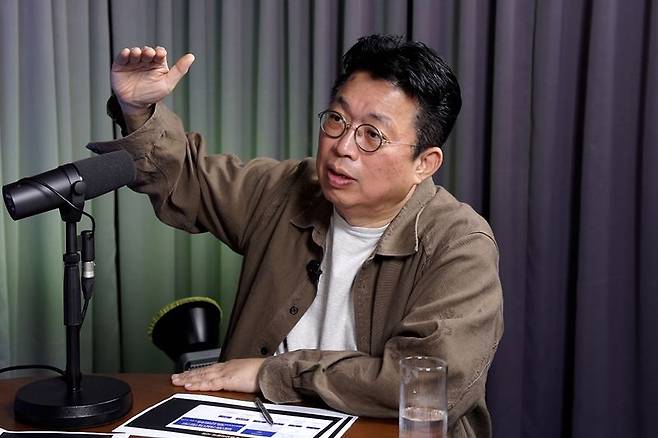 윤지호 경제평론가가 4일 서울 서초구 파이낸셜뉴스 사옥에서 대담을 진행하고 있다. 사진=최인철 PD