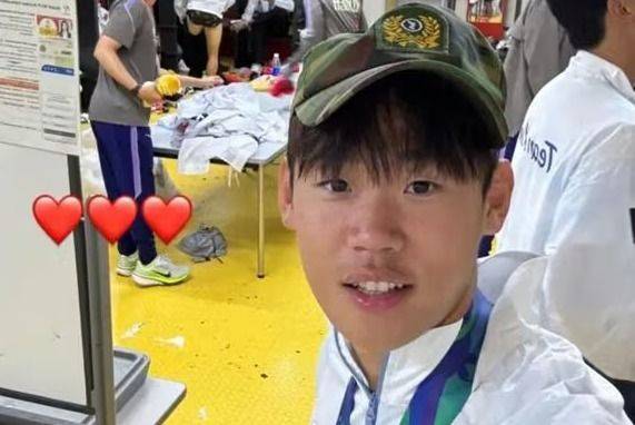아시안게임 축구 국가대표 박승수(19)선수가 3일 금메달을 딴 직후 라커룸에서 '전역모'를 쓰고 찍은 사진을 소셜미디어에 올렸다. 뉴스1