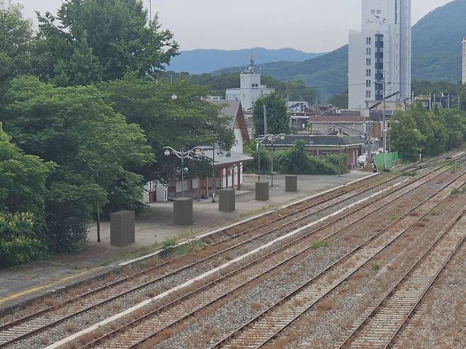 진해역 선로 앞의 벽돌 열주는 김수자의 신작 '연역적 오브제-더 그리드'. 천을 짜듯 벽돌을 가로 세로로 일정하게 쌓아올렸다. 사진 창원조각비엔날레