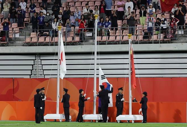 ▲아시안게임 남자 축구 시상식에서 게양대에 제대로 오르지 못한 한국의 태극기 [연합뉴스]