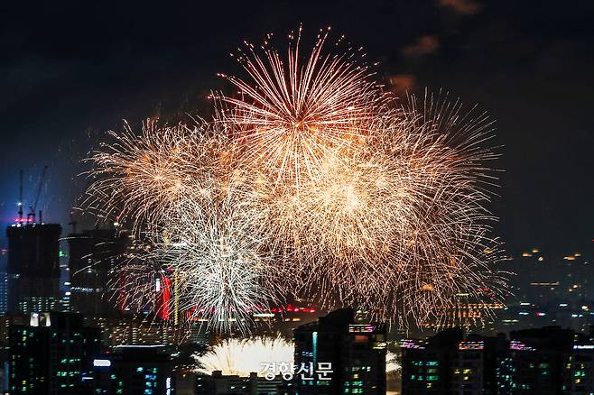 서울 여의도 한강공원 일대에서 열리는 서울세계불꽃축제 자료 사진. 한수빈 기자