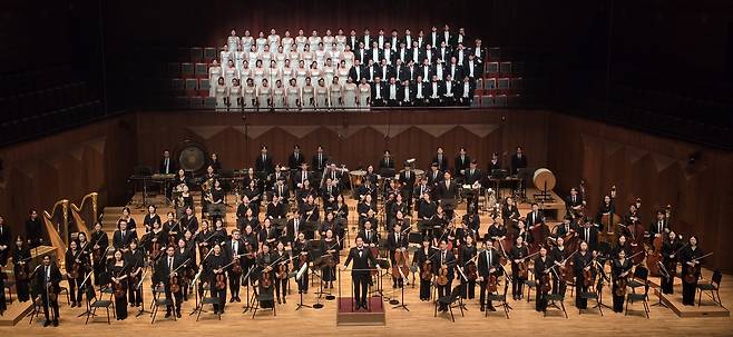 Conductor Lee Seung-won and members of the Seoul Arts Center (SAC) Festival Orchestra take a bow after the opening concert of the SAC International Music Festival at the Seoul Arts Center Concert Hall in Seocho District, southern Seoul, on Aug. 18. The arts center plans to launch a separate 60-member youth orchestra next year. YONHAP