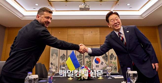 이재명 대통령이 8일 튀르키예 앙카라의 한 호텔에서 볼로디미르 젤렌스키 우크라이나 대통령과 양자회담을 하고 있다. [김호영 기자]