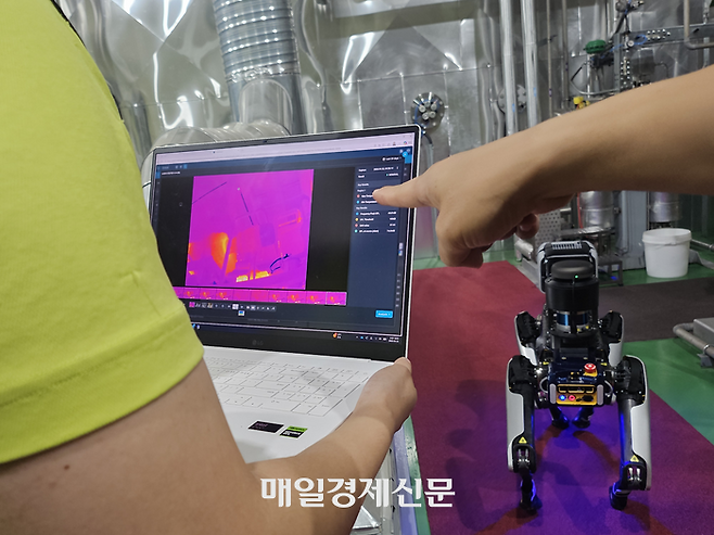 지난달 30일 부산 강서구 LS일렉트릭 부산사업장에서 ‘스팟’이 열화상카메라를 통해 점검한 결과를 직원들이 살펴보고 있다. [부산=김진룡기자]