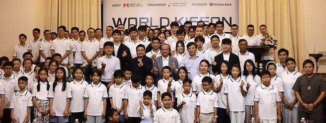 3일 베트남 호찌민시 퍼스트호텔에서 열린 제2회 신한은행 세계기선전 베트남예선전 개막식에서 참가 선수들과 관계자들이 기념촬영을 하고 있다. 호찌민 조효성 기자