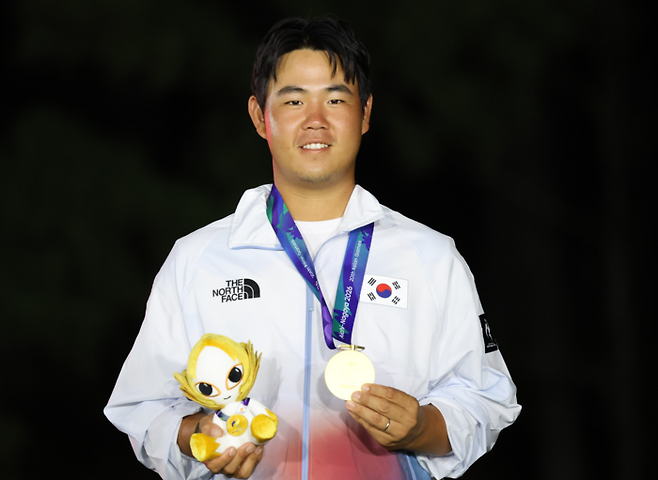 3일(현지 시간) 일본 아이치현 가스가이시 가스가이컨트리클럽에서 열린 2026 아이치·나고야 아시안게임 골프 남자 개인 시상식에서 한국 김주형이 금메달을 목에 걸고 있다. [가스가이(일본)=뉴시스]