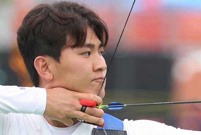 지난달 29일 일본 아이치현 오카자키 중앙종합공원 다목적광장에서 열린 2026 아이치·나고야 아시안게임 양궁 남자 리커브 개인전 16강 한국 김제덕과 인도 니라지 차우한의 경기. 김제덕이 활시위를 당기고 있다. [연합뉴스]