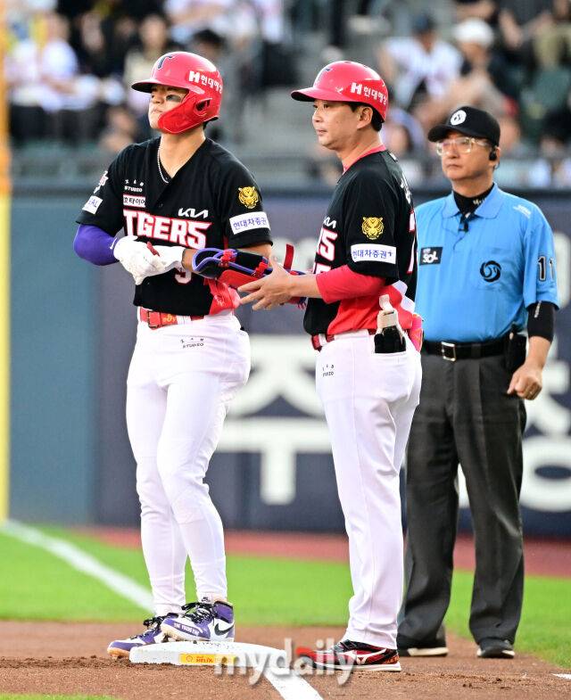 2026년 6월 26일 오후 서울 잠실구장에서 열린 '2026 신한 SOL KBO리그' KIA 타이거즈와 두산 베어스 경기. KIA 김도영이 1회초 2사 후 안타를 친 뒤 코치의 축하를 받고 있다./마이데일리