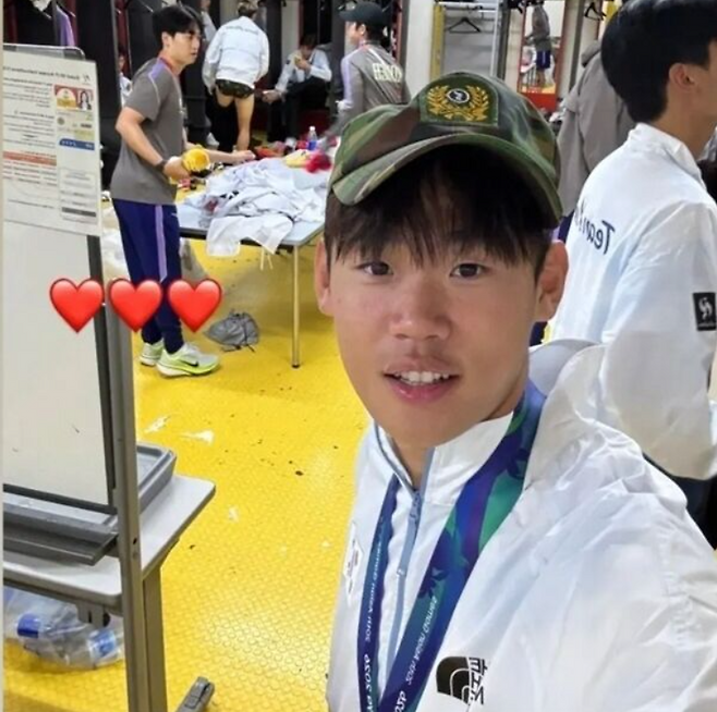 박승수(뉴캐슬)가 아시안게임에서 금메달을 차지한 후 전역모를 쓴 사진을 자신의 SNS에 올려 논란이 되고 있다. [박승수 SNS 캡쳐]