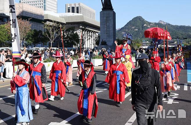 [서울=뉴시스] 김진아 기자= 4일 서울 경복궁에서 출발한 조선시대 정조대왕의 화성원행을 재현하는 '정조대왕 능행차 공동재현' 행사가 세종대로를 지나고 있다. 2026.10.04. bluesoda@newsis.com