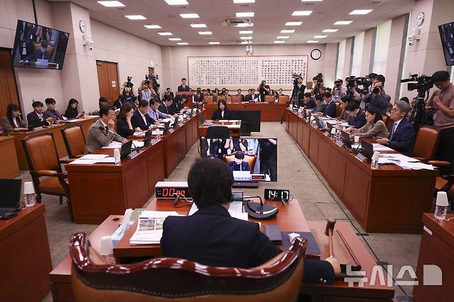 [서울=뉴시스] 김근수 기자 = 서영교 국회 법제사법위원회 위원장이 28일 오전 서울 여의도 국회에서 열린 제439회국회정기회 제8차 법제사법위원회에서 의사봉을 두드리고 있다. 2026.09.28. ks@newsis.com