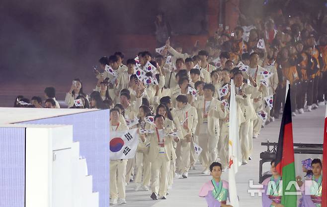 [나고야(일본)=뉴시스] 김금보 기자 = 4일(현지시간) 일본 아이치현 나고야시 파로마 미즈호 스타디움에서 열린 2026 아이치·나고야 아시안게임 폐회식에서 대한민국 선수단이 입장하고 있다. 2026.10.04. kgb@newsis.com