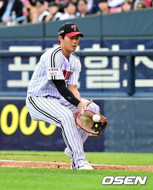 [OSEN=잠실, 지형준 기자] 3일 서울 잠실야구장에서 2026 신한 SOL KBO리그 LG 트윈스와 KIA 타이거즈의 경기가 열렸다.LG는 카라스코, KIA는 네일이 선발로 나섰다.9회초 1사 1,3루에서 LG 이영빈이 KIA 김선빈의 스퀴즈 번트를 처리하고 있다. 2026.10.03 / jpnews@osen.co.kr