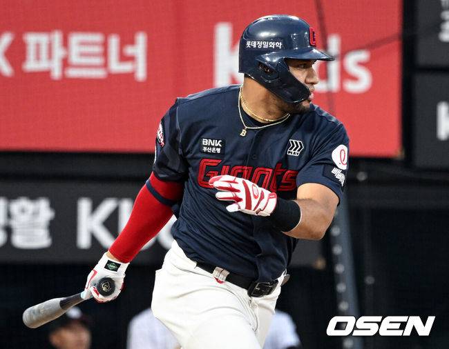 [OSEN=수원, 조은정 기자]13일 수원 KT위즈파크에서 2026 신한 SOL KBO리그 KT 위즈와 롯데 자이언츠의 경기가 열렸다.이날 KT는 소형준, 롯데는 나균안을 선발로 내세웠다.5회초 2사 3루에서 롯데 레이예스가 적시타를 날리고 있다. 2026.09.13 /cej@osen.co.kr