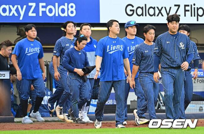 [OSEN=대구, 이석우 기자] 4일 대구삼성라이온즈파크에서 2026 신한 SOL KBO 리그 삼성 라이온즈와 두산 베어스의 경기가 열렸다. 홈팀 삼성은 이승현이, 방문팀 두산은 벤자민이 선발 출전했다. 삼성 라이온즈 선수들이 두산 베어스에 0-12로 패한 후 어두운 표정을 짓고 있다. 2026.10.04 / foto0307@osen.co.kr
