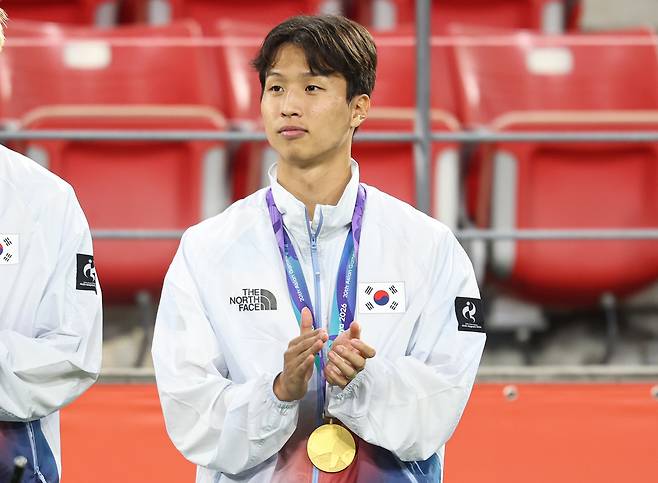 엄지성이 지난 3일 일본 아이치현 도요타 스타디움에서 열린 2026 아이치·나고야 아시안게임 축구 결승전 시상식에서 금메달을 목에 걸고 손뼉치고 있다. 뉴스1