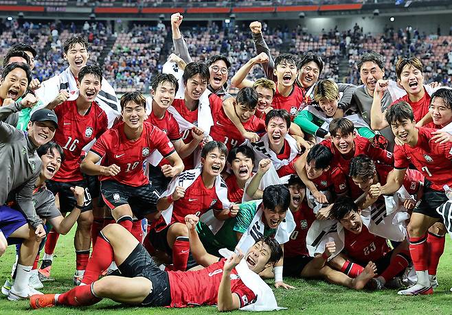 이겼다! 한국 23세 이하(U-23) 남자 축구 대표팀이 지난 3일 일본 아이치현 도요타 스타디움에서 열린 2026 아이치·나고야 아시안게임 남자 축구 결승전에서 일본을 꺾고 금메달을 따낸 뒤 태극기를 두르고 기념촬영을 하고 있다. 도요타=뉴스1