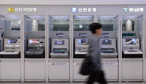 시중은행에 이어 저축은행과 캐피탈사 등 제2금융권까지 해킹 사고가 잇따르고 있는 4일 서초구 서울고속버스터미널에 개인정보가 유출된 신한·KB국민·하나 은행의 현금 자동 입출금기(ATM) 코너가 보이고 있다. 뉴시스