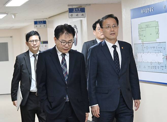 이형일(오른쪽) 부총리 겸 재정경제부 장관이 2일 서울 종로구 정부서울청사에서 열린 연구기관장간담회에 참석 하기 위해 이한주 경제·인문사회연구회 이사장과 이동하고 있다. 사진제공=재경부