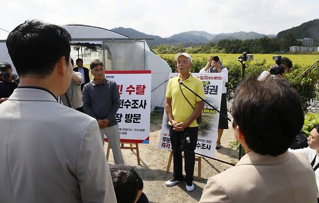 30일 국민의힘이 '농민수탈 농지 전수조사 현장 방문'한 충북 충주시 용두동에서 장동혁 대표 등 관계자들이 농민들의 말을 듣고 있다. [사진 | 뉴시스]