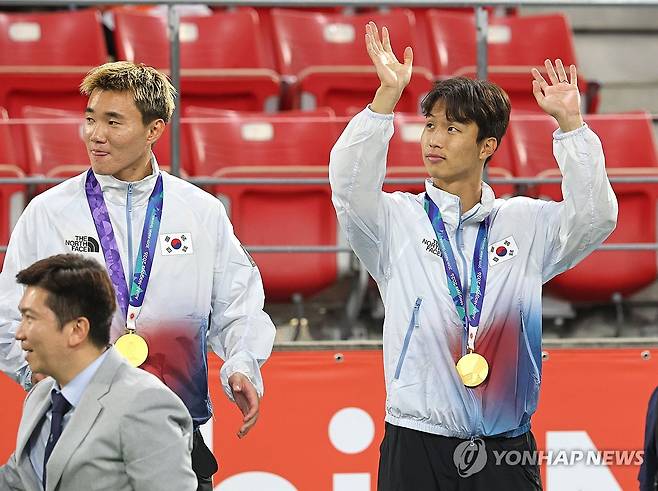금메달 목에 건 엄지성 (도요타[일본]=연합뉴스) 임화영 기자 = 3일 일본 아이치현 도요타 스타디움에서 열린 2026 아이치·나고야 아시안게임 남자 축구 시상식에서 금메달을 획득한 엄지성이 인사를 하고 있다. 2026.10.3 hwayoung7@yna.co.kr