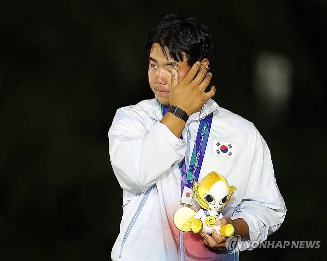 눈물 흘리는 김주형 (가스가이[일본]=연합뉴스) 김성민 기자 = 3일 일본 아이치현 가스가이 컨트리클럽 동코스에서 열린 2026 아이치·나고야 아시안게임 남자 골프 시상식에서 개인전 금메달을 획득한 한국의 김주형이 눈물을 닦고 있다. 2026.10.3 ksm7976@yna.co.kr