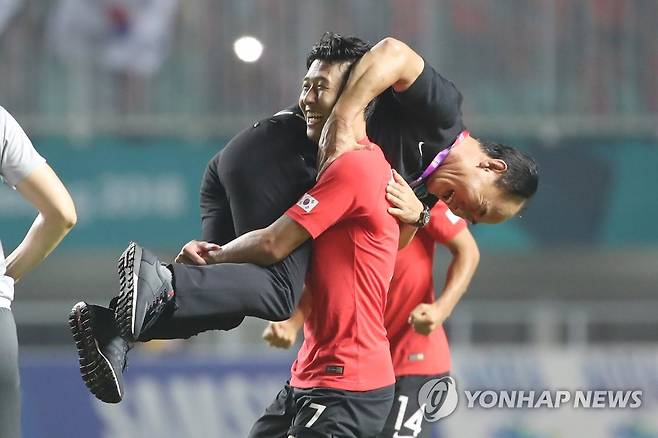 손흥민, 학범슨 안고 환호 (치비농[인도네시아]=연합뉴스) 서명곤 기자 = 1일 오후(현지시간) 인도네시아 자와바랏주 보고르 치비농의 파칸사리 스타디움에서 열린  2018 자카르타·팔렘방 아시안게임 남자축구 결승전 한국과 일본의 경기에서 2-1로 승리하고 우승을 차지한 U-23 축구대표팀 손흥민이 김학범 감독을 안고 환호하고 있다.  2018.9.2 seephoto@yna.co.kr