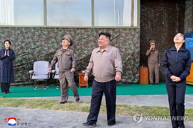 북한, 중거리전략미사일 발사훈련 3일 진행 (평양 조선중앙통신=연합뉴스) 조선중앙통신은 3일 새벽 김정은 국무위원장이 참관한 가운데 북한 동부지역에서 조선동해로 중거리 전략미사일 발사훈련을 진행했다고 4일 보도했다. 김정은 국무위원장 바로 옆 오른쪽에 딸 주애, 제일 왼쪽 부인 리설주, 김정식 당 군수공업부 제1부부장, 장장하 미사일총국장(오른쪽 뒤)이 발사훈련에 동행했다. 2026.10.4
    [국내에서만 사용가능. 재배포 금지. For Use Only in the Republic of Korea. No Redistribution] nkphoto@yna.co.kr