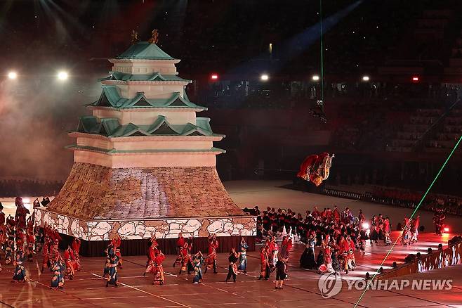 개회식장에 등장한 나고야성 (나고야=연합뉴스) 임화영 기자 = 19일 일본 나고야 미즈호공원 육상경기장에서 열린 2026 아이치·나고야 아시안게임 개회식에서 메인 공연이 펼쳐지고 있다. 2026.9.19 hwayoung7@yna.co.kr