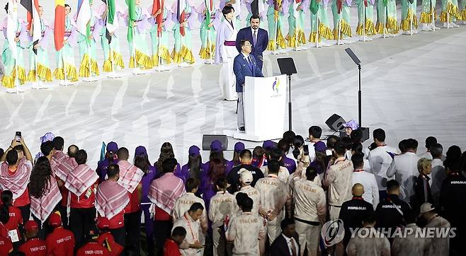 AG 폐회식 공식 연설하는 오무라 히데아키 조직위원장 (나고야=연합뉴스) 김동민 기자 = 4일 일본 나고야 미즈호공원 육상경기장에서 열린 2026 아이치·나고야 아시안게임 폐회식에서 오무라 히데아키 2026 아이치-나고야 아시안게임 조직위원장이 공식 연설을 하고 있다. 2026.10.4 image@yna.co.kr