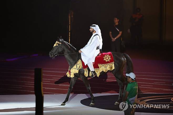 카타르의 승마 퍼포먼스 (나고야=연합뉴스) 서대연 기자 = 4일 일본 나고야 미즈호공원 육상경기장에서 열린 2026 아이치·나고야 아시안게임 폐회식에서 차기 개최지인 카타르의 승마 국가대표 자심 알 쿠와리가 승마 퍼포먼스 공연이 펼쳐지고 있다. 2026.10.4 dwise@yna.co.kr