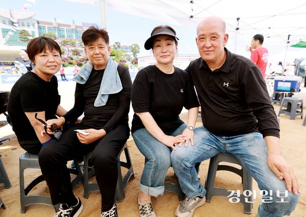 서정대에서 함께 공부하며 제2의 인생을 준비하고 있는 (왼쪽부터)오영미·호승훈 부부와 전은정·홍순혁 부부. 두 부부는 20년 넘게 봉사활동을 이어오며 심리상담 전문가의 꿈을 키우고 있다. 2026.10.5 양주/최재훈기자 cjh@kyeongin.com