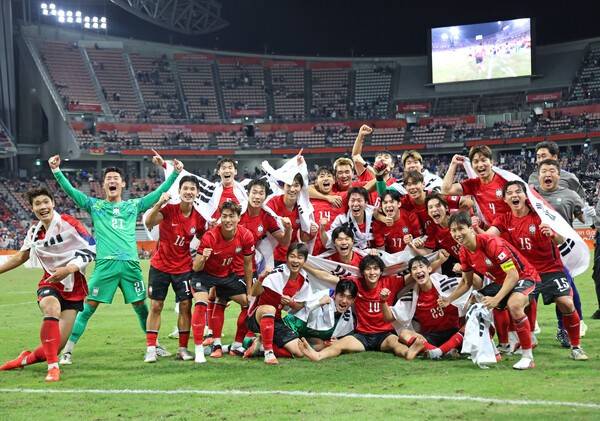 3일 일본 아이치현 도요타 스타디움에서 열린 2026 아이치·나고야 아시안게임 남자 축구 대한민국과 일본의 결승. 승리 후 금메달을 획득한 한국 선수들이 기뻐하고 있다. 연합뉴스