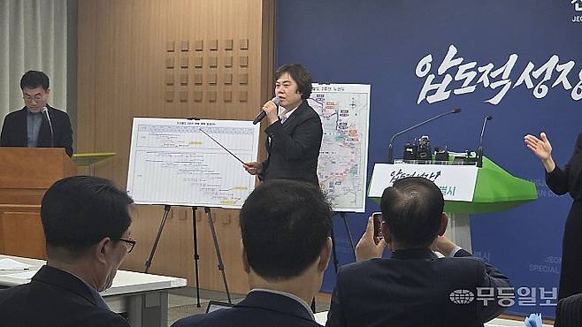 박금화 도시철도건설본부장이 2일 오후 광주청사 브리핑실에서 도시철도2호선 2단계 건설사업 검증 결과를 설명하고 있다. 김종찬기자 jck41511@mdilbo.com