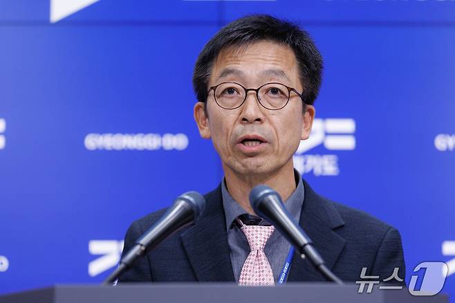 5일 오후 경기도청 브리핑룸에서 문희천 경기도보건환경연구원장 직무대리가 용인 SK하이닉스 가동 전 수질 선제 점검 관련 기자회견을 하고 있다./ 제공= 뉴스1