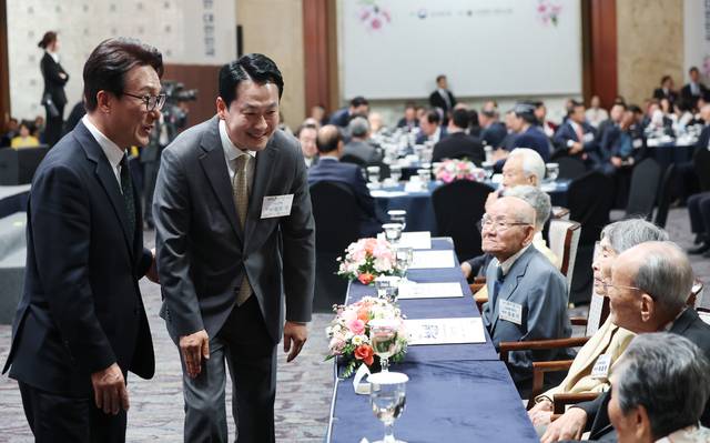 더불어민주당 김민석 대표와 국민의힘 장동혁 대표가 2일 서울 한 호텔에서 열린 제30회 노인의 날 기념식에서 어르신들에게 인사하고 있다. 연합뉴스