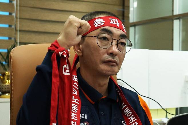 김성호 포스코 노동조합 위원장 9월 9일 경북 포항에 있는 포스코노조 사무실에서 기자회견하고 있다. (사진=연합뉴스)