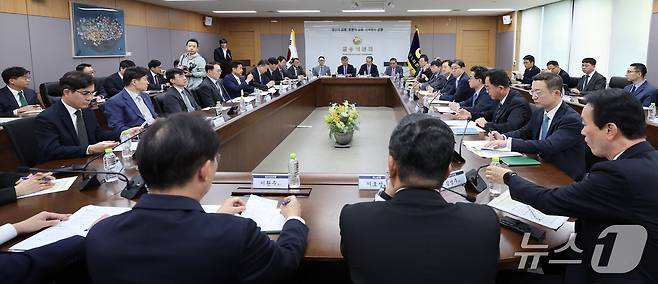 이억원 금융위원장과 이찬진 금융감독원장을 비롯한 금융권 협회장 및 금융사 최고경영자(CEO)들이 4일 오후 서울 종로구 정부서울청사에서 열린 금융권 침해사고 관련 긴급 점검회의에 참석하고 있다. 2026.10.4 ⓒ 뉴스1 박지혜 기자