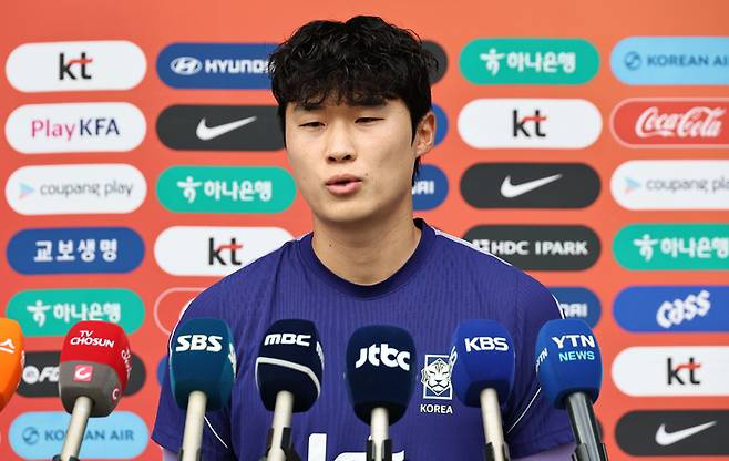축구대표팀 수비수 김태현이 우즈베키스탄과의 경기를 하루 앞두고 5일 충남 천안시 코리아풋볼파크에서 기자회견을 하고 있다. 사진 | 천안=연합뉴스