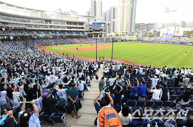 30일 창원 NC파크에서 열린 한화-NC전. 재개장 후 첫 경기에 많은 관중이 찾아 경기를 관람하고 있다. 창원=정재근 기자 cjg@sportschosun.com/2025.5.30/