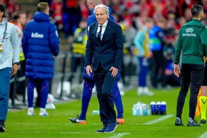 Portugal's national team coach Jorge Jesus (C) walks over the pitch after the UEFA Nations League Group A4 football match between Norway and Portugal in Oslo on September 27, 2026. (Photo by Lise Aserud / NTB / AFP) / Norway OUT        <저작권자(c) 연합뉴스, 무단 전재-재배포, AI 학습 및 활용 금지>