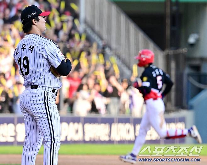 5일 잠실야구장에서 열린 LG와 KIA의 경기. 9회초 KIA 김도영이 LG 고우석을 상대로 역전 3점 홈런을 날렸다. 홈런을 허용한 고우석. 잠실=송정헌 기자songs@sportschosun.com/2026.10.05/