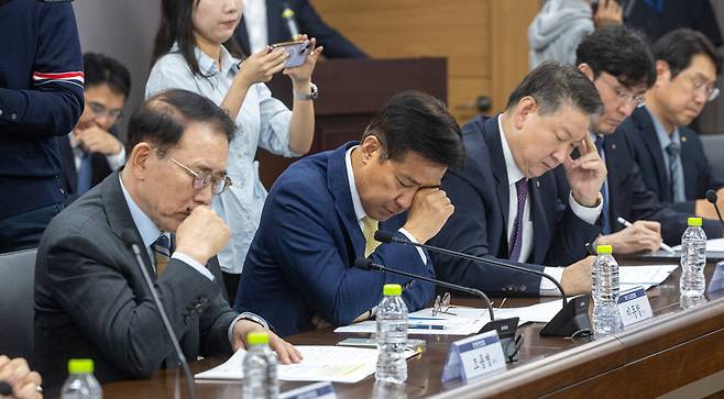 인공지능(AI)을 활용한 해킹 공격에 따른 금융회사 개인·법인 고객 정보 유출 사고가 잇따르자 금융위원회가 4일 정부서울청사에서 긴급 점검회의를 열었다. 이날까지 고객 정보가 유출된 것으로 확인된 금융회사는 신한은행, KB국민은행, 하나은행, BNK부산은행, 현대캐피탈, 예가람저축은행, 웰컴저축은행 등이다. 회의 참석자들이 이억원 금융위원장의 발언을 들으며 굳은 표정을 하고 있다. /김지호 기자