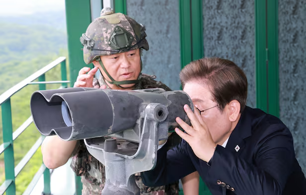 한기성(왼쪽) 육군 1군단장이 육군 제25사단장(당시 소장) 시절이던 2025년 6월 부대를 방문한 이재명 대통령에게 북측 경계 상황에 대해 설명하는 모습. 한 군단장은 지난 8월 3일 국방부는 최전방 감시초소(GP)와 일반전초(GOP)에 배치된 공용화기에 실탄을 삽탄하지 말라는 지침을 내려 ‘경계 태세 소홀’ 논란을 불러일으킨 한 군단장을 직무 배제했다고 밝혔다. [연합뉴스]