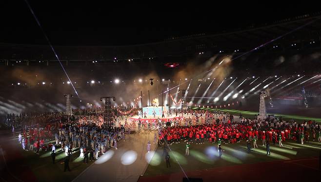 4일 일본 나고야 미즈호 스타디움에서 열린 2026 아이치·나고야 아시안게임 폐회식에서 축하공연이 펼쳐지고 있다. 나고야/최현수 기자 emd@hani.co.kr