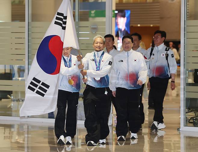 스포츠클라이밍 금메달리스트 서채현(왼쪽)과 브레이킹 은메달리스트 홍텐(김홍열) 등 2026 아이치·나고야 아시안게임에 참가했던 대한민국 선수단 본단이 5일 인천국제공항 제2여객터미널을 통해 귀국하고 있다. 연합뉴스
